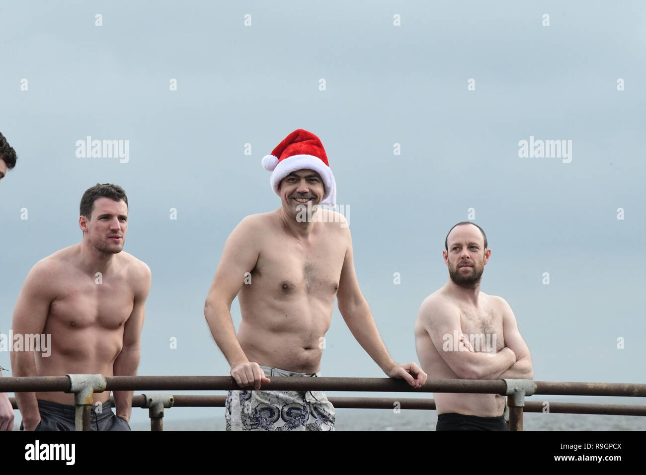 Über 250 Menschen haben in diesem Jahre Weihnachten schwimmen in Clontarf, um Mittel für die Rnli anheben Stockfoto