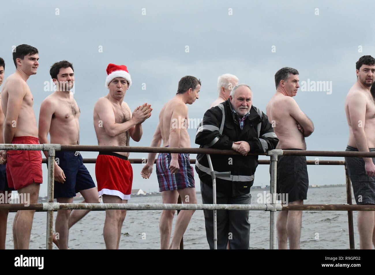 Über 250 Menschen haben in diesem Jahre Weihnachten schwimmen in Clontarf, um Mittel für die Rnli anheben Stockfoto