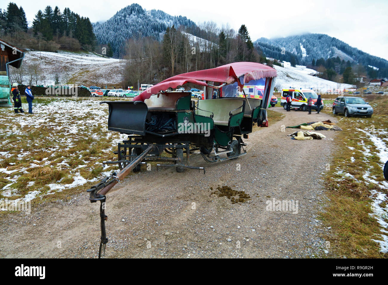 Pfronten, Deutschland. 25 Dez, 2018. Nach einem Unfall, einer abgerissenen Pferdekutsche steht auf einem Feldweg in der kappel Bezirk nördlich von Pfronten. 20 Menschen, darunter auch Kinder, wurden in den schweren Unfall mit zwei pferdekutschen am Weihnachtstag in Ostallgäu verletzt. 18 Personen waren mäßig bis leicht, zwei Personen schwer, unter ihnen die coachwoman eines der beiden Schlitten verletzt. Credit: Benjamin Liss/dpa/Alamy leben Nachrichten Stockfoto