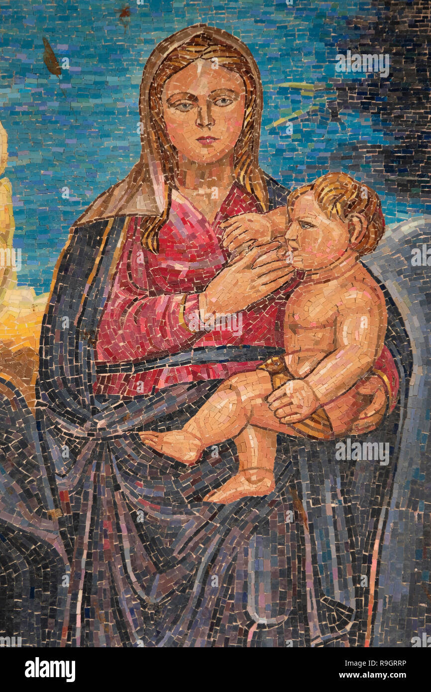 Ein Mosaik Gemälde der Darstellung Maria und das Jesuskind von der katholischen Gemeinschaft von Guatemala im Stil gespendet, mutig die Kultur des Landes widerspiegeln und der Verkündigung in seinen eigenen Augen an der Wand hängen rund um die vorderen Innenhof der Römisch-katholischen Kirche der Verkündigung oder der Basilika der Verkündigung in der Stadt Nazareth in Galiläa im Norden Israels zu visualisieren. Stockfoto