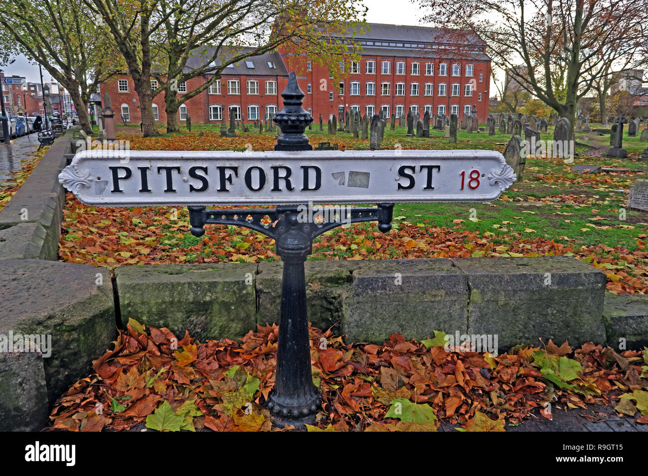 Historische Zeichen vom Pitsford Street, Warstone Lane Friedhof, Jewellery Quarter, Birmingham, West Midlands, England, Großbritannien Stockfoto