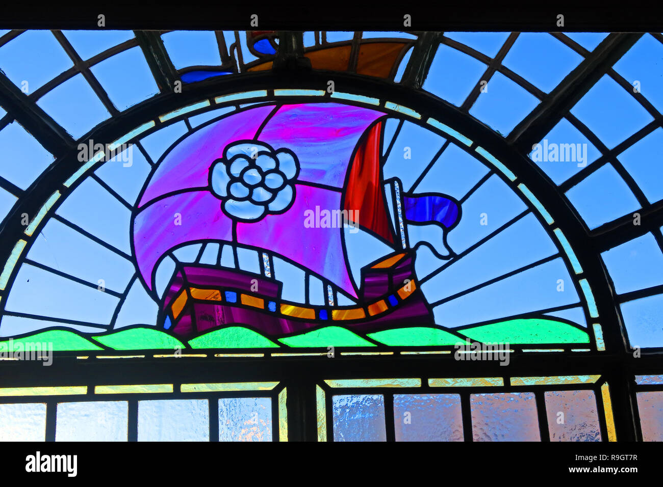 Rose Villa Taverne, Glasfenster einer segeln Galeone, Weiße Rose von Yorkshire, 172 Warstone Ln, Birmingham, West Midlands, England, UK, B 18 6 J Stockfoto