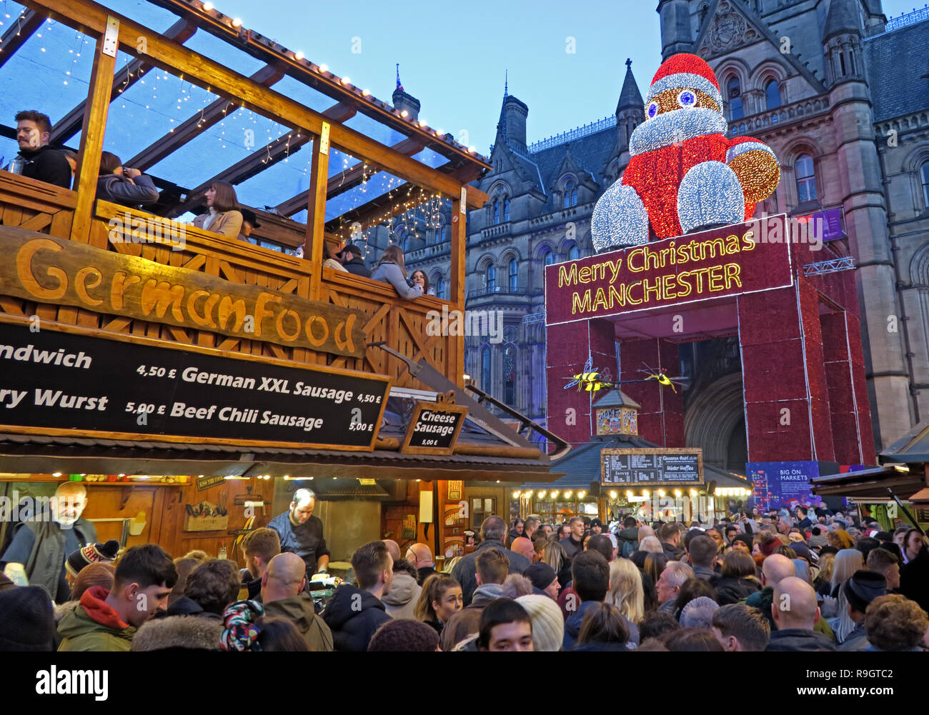 Deutsches Essen, Weihnachtsmärkte, Albert Square, Manchester, Lancashire, North West England, Großbritannien, in der Dämmerung Stockfoto