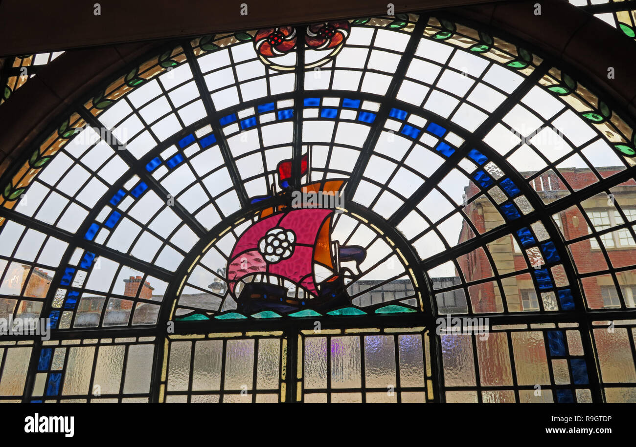 Rose Villa Taverne Schiff Glasfenster, Jewellery Quarter, Birmingham, West Midlands, England, Großbritannien, Stockfoto
