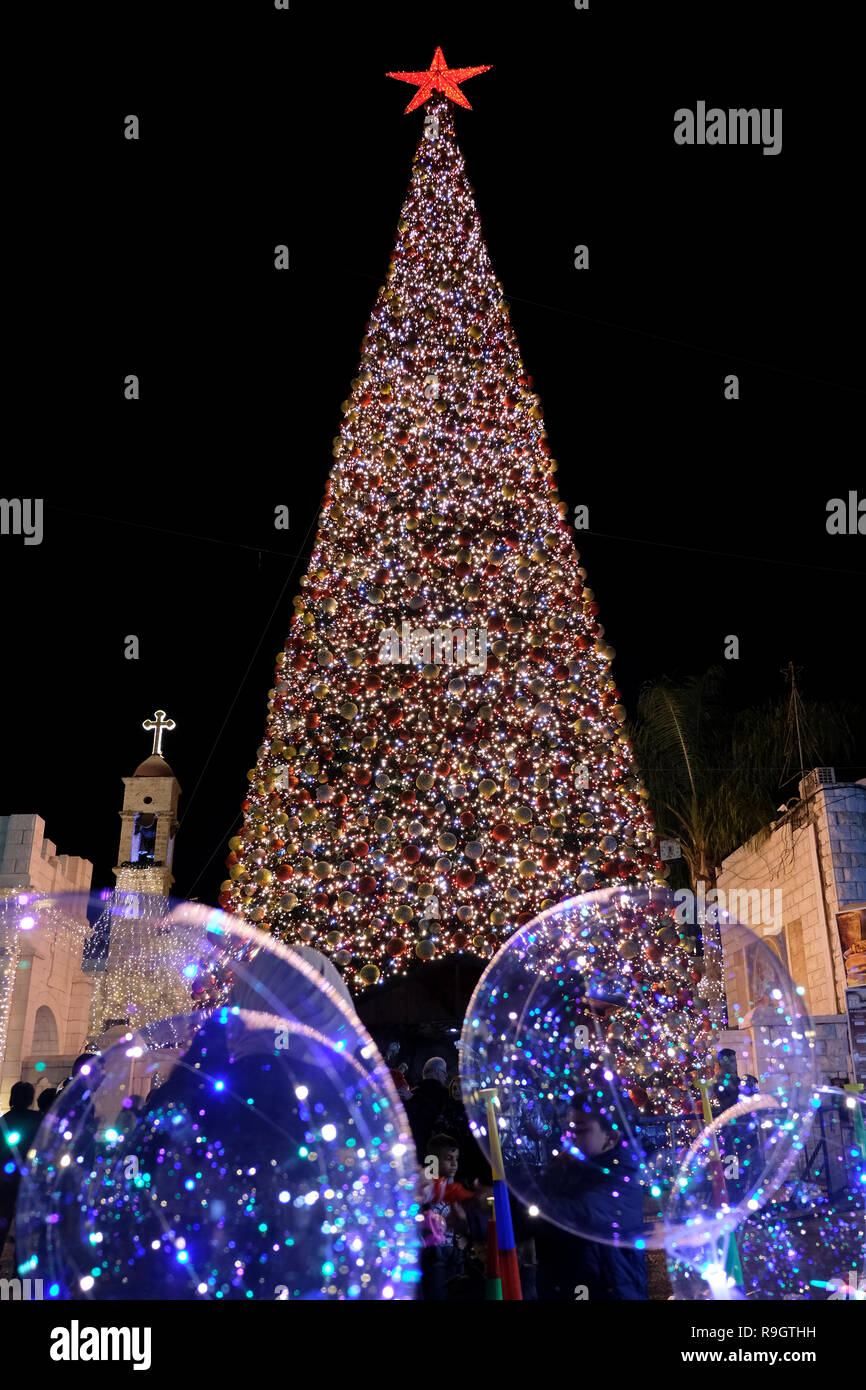 Ein vollständig dekorierter Weihnachtsbaum in der Stadt Nazareth Nord Israel Stockfoto