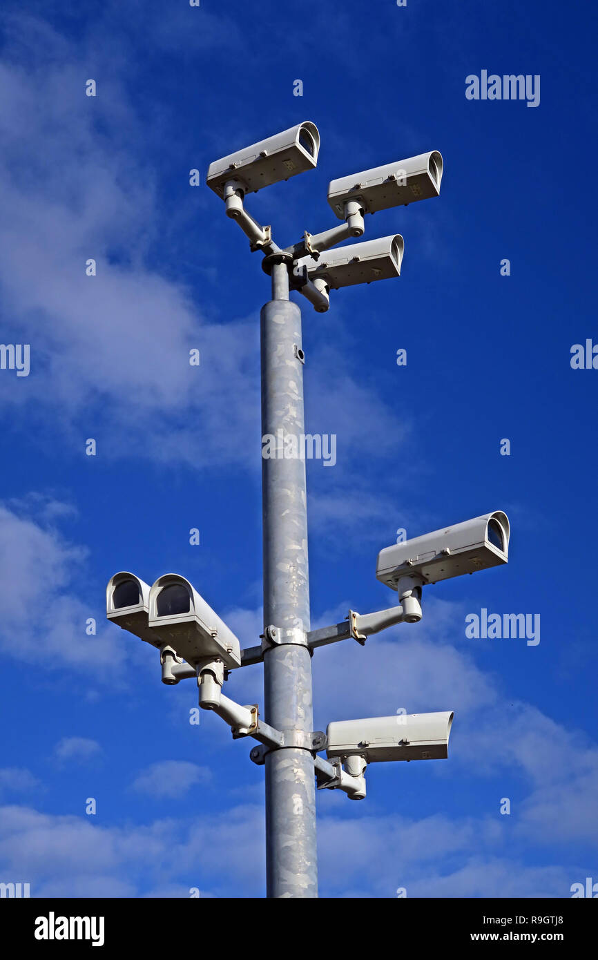 Sieben Sicherheit Überwachung geschlossener Stromkreis AI Kameras, auf einer Stange in der Innenstadt, Großbritannien Stockfoto