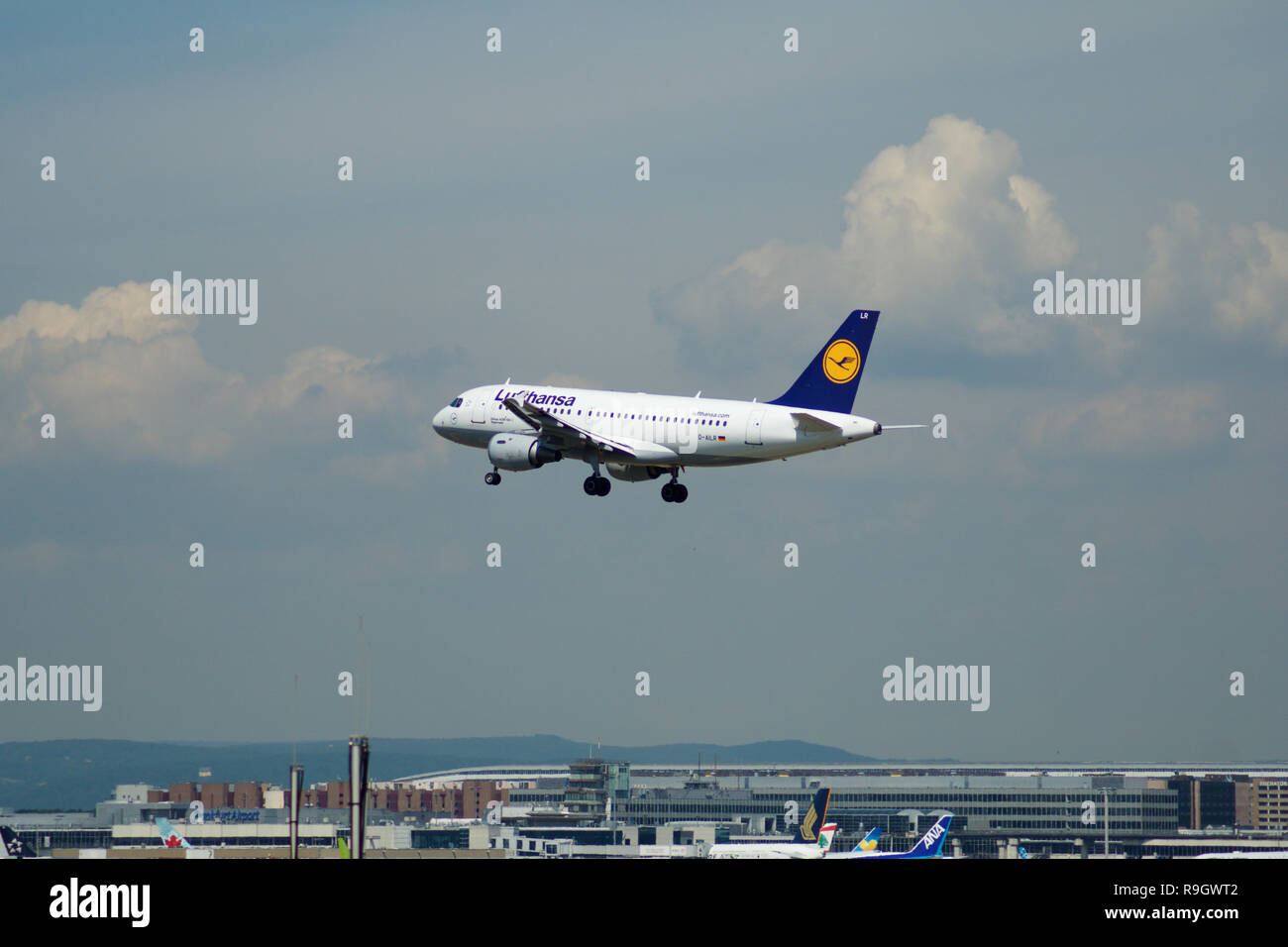 FRANKFURT, Deutschland - 09.Juni.2017: Lufthansa Airbus A319-100 alte Livery mit der Registrierung D-AILR auf kurze letzte, Ansatz- und Landebahn am Flughafen Frankfurt Stockfoto