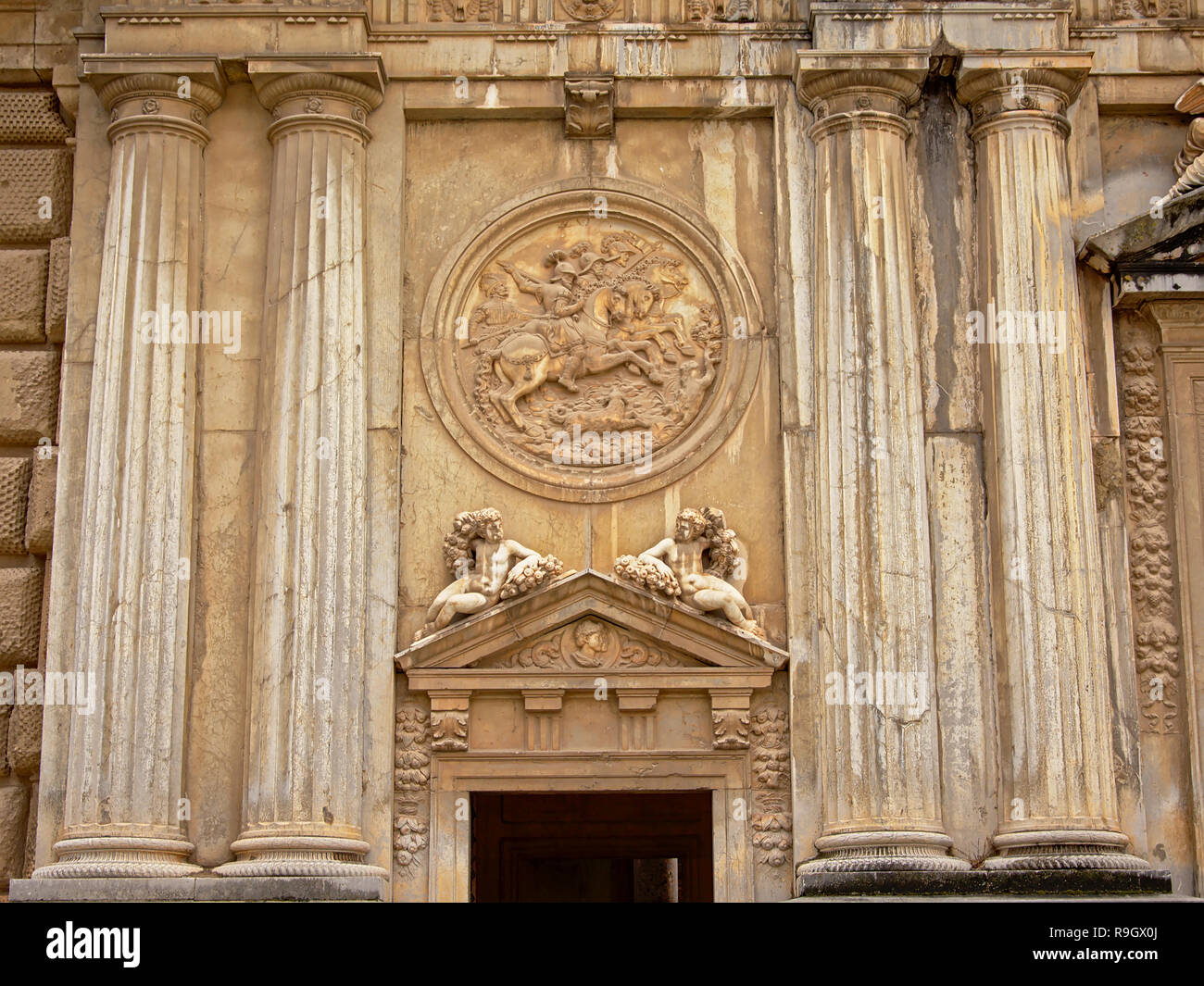 Architektonisches Detail mit Säulen und Stein sclptures der Engel und Jagd Soldaten von Carlos V, Alhambra, Granada, Spanien Stockfoto