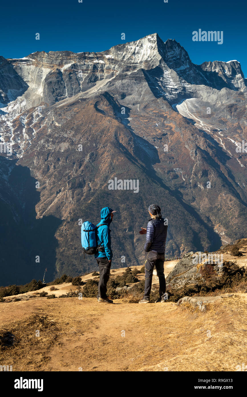 Nepal, Namche Bazar, zwei Trekker auf dem Weg bis nach Namche Bazaar Flugplatz gegenüber Kongde Ri Stockfoto