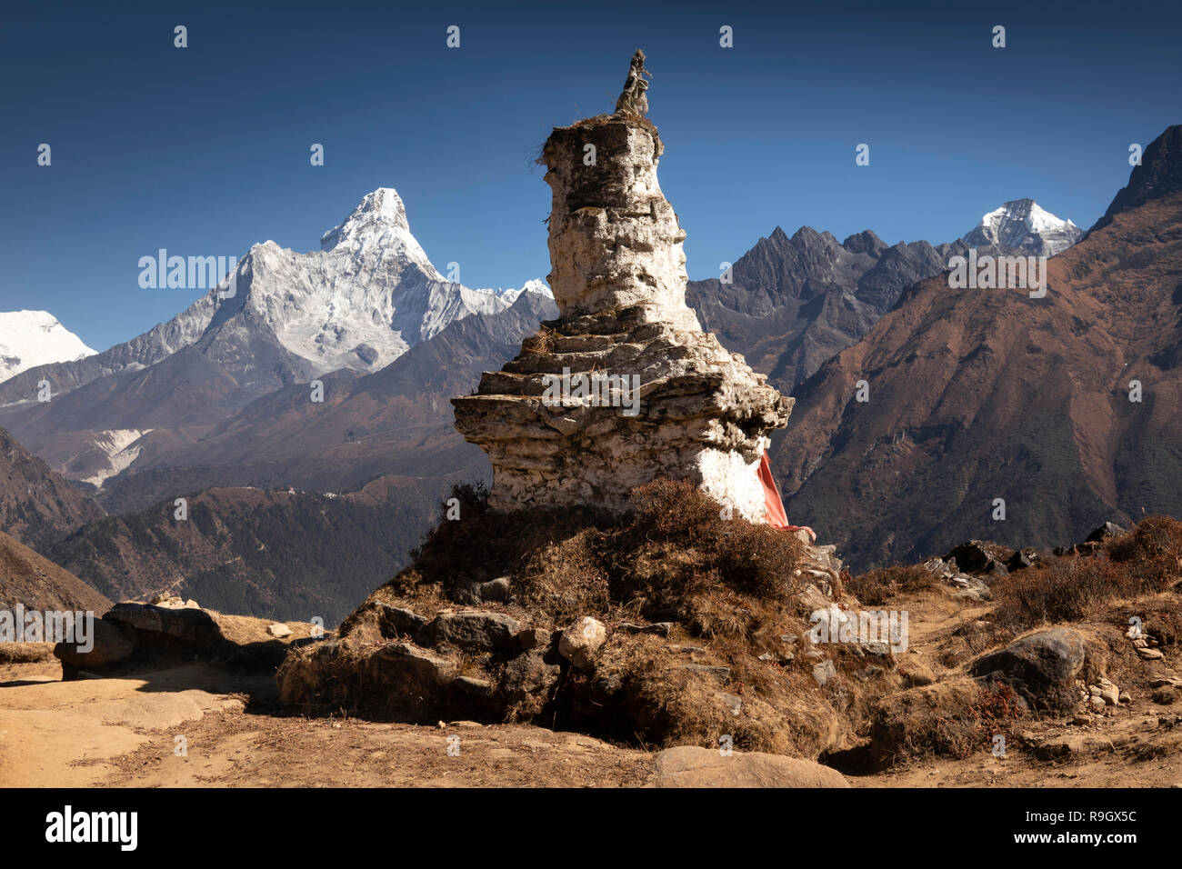 Nepal, Everest Base Camp Trek, Khumjung, traditionelle alte Chorten mit Blick auf die Ama Dablam, Lhotse Stockfoto