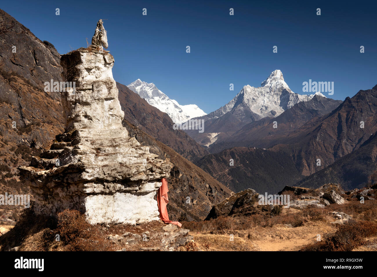 Nepal, Everest Base Camp Trek, Khumjung, traditionelle alte Chorten mit Blick auf die Ama Dablam, Lhotse Berge Stockfoto