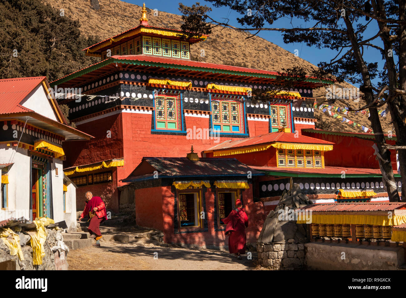 Nepal, Everest Base Camp Trek, Khumjung, traditionelle Gebet Räder und Mani Steine ausserhalb des Dorfes Gompa Stockfoto