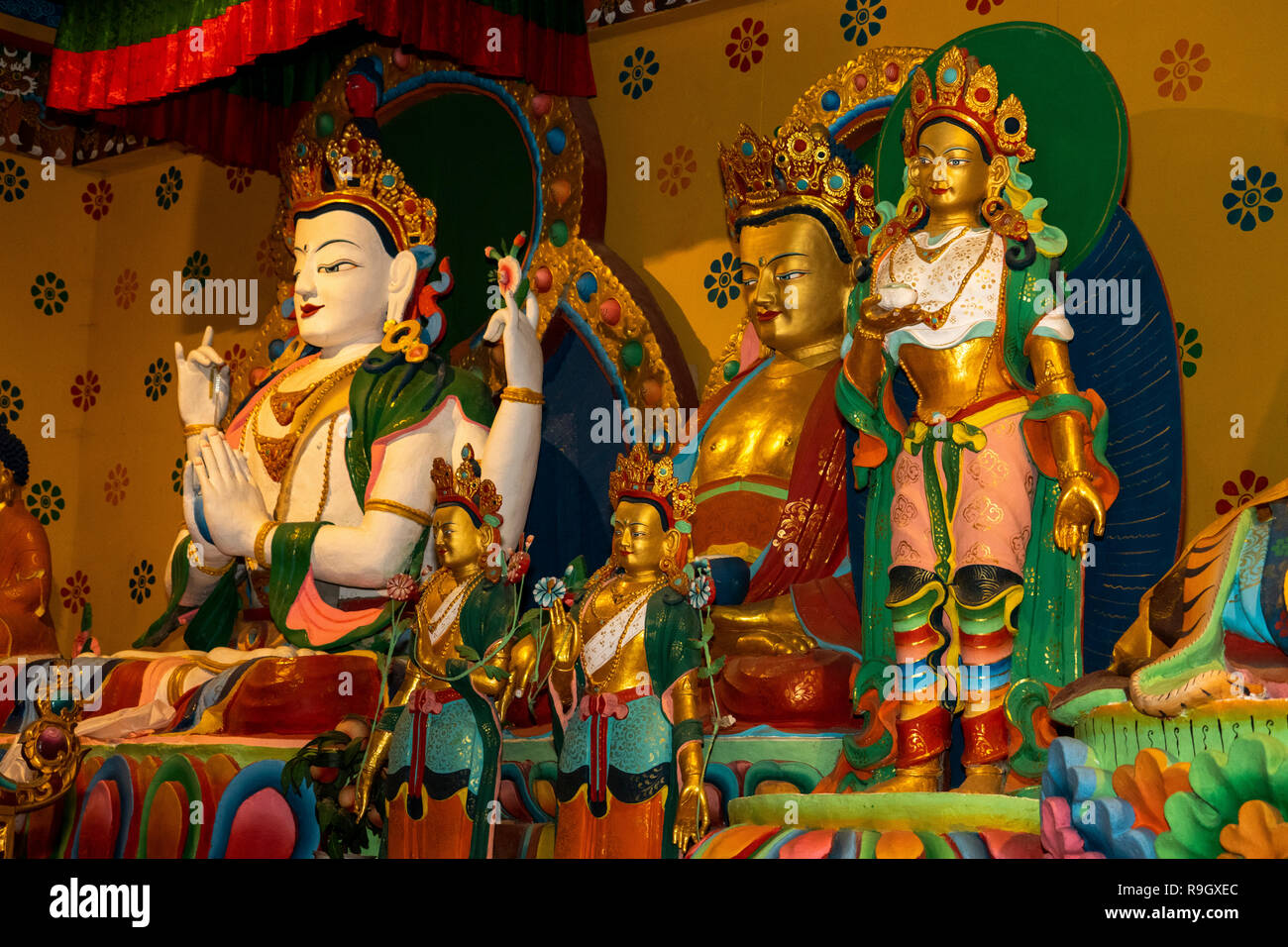 Nepal, Everest Base Camp Trek, Khumjung, Dorf Gompa Innenraum, buddhistische Andacht Abbildung auf Altar Stockfoto