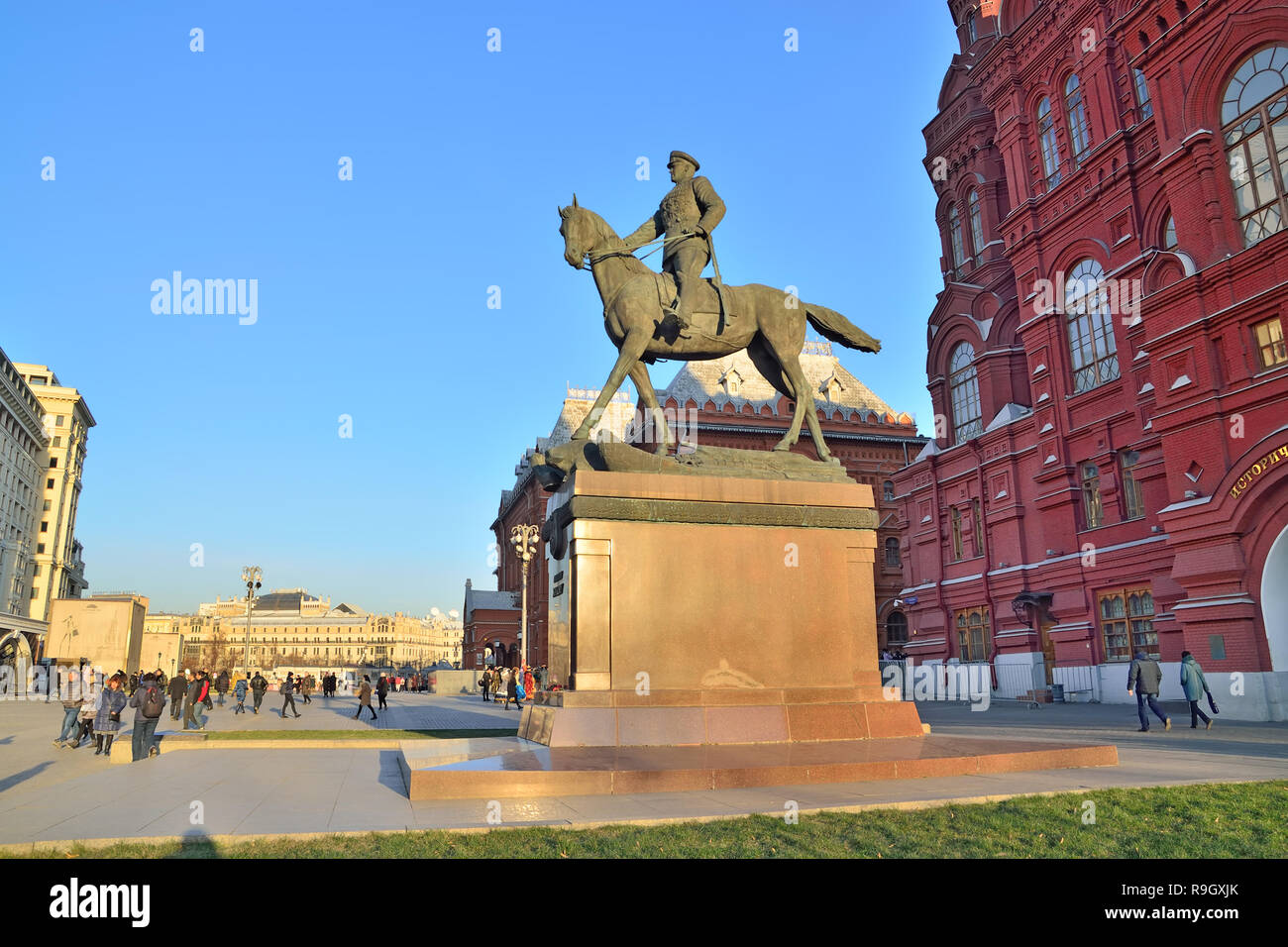 Moskau, Russland - November 16, 2018: Touristen, das Reiterdenkmal, Marschall der Sowjetunion Georgij Schukow auf dem Hintergrund der Hi Stockfoto