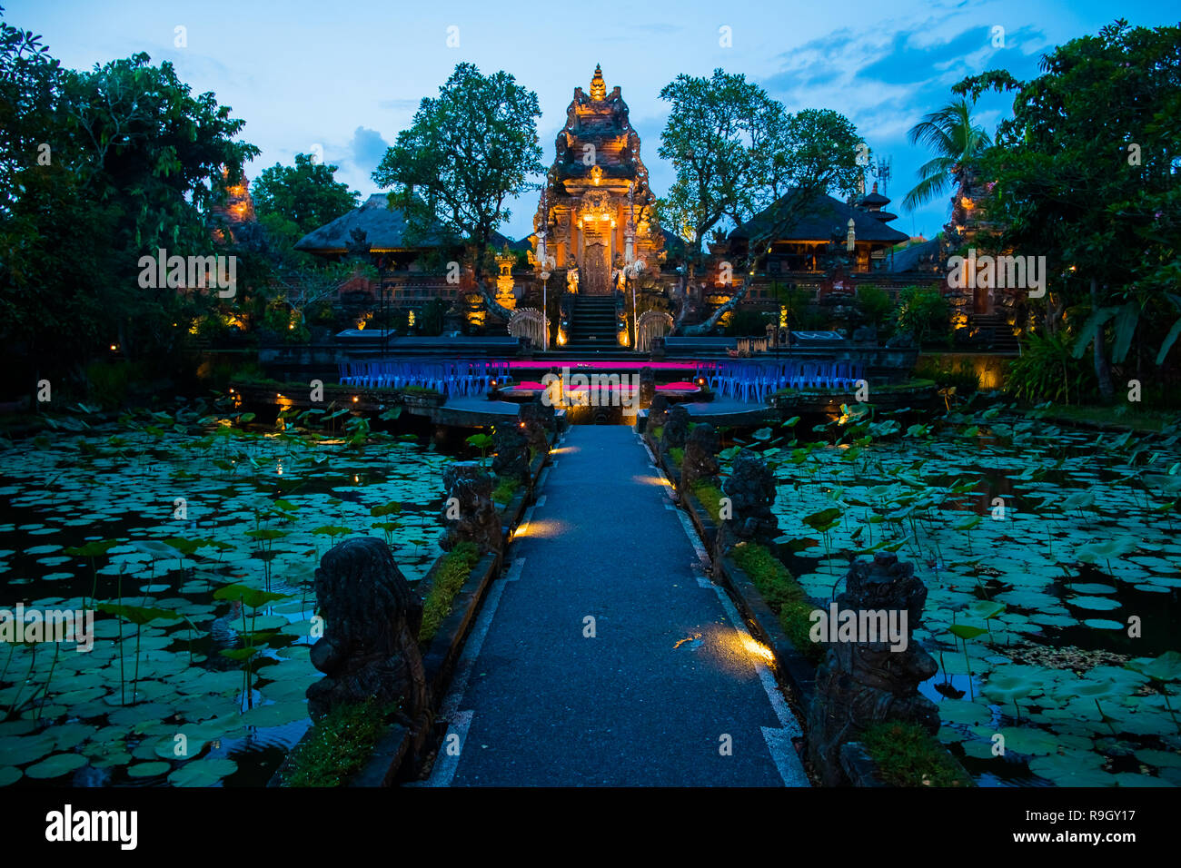 Abend atmosfere iof die Pura Saraswati Tempel mit schönen Lotusteich, Ubud, Bali in Indonesien Stockfoto