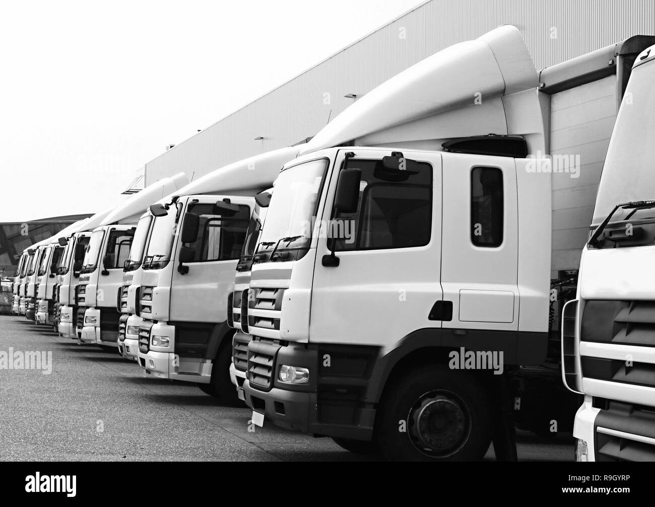 Lastwagen parkten vor dem Parkplatz eines Unternehmens bereit Um Waren an Kunden zu liefern keine Menschen Stock Foto Stockfoto