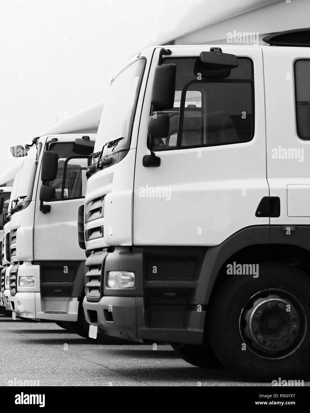 Lastwagen parkten vor dem Parkplatz eines Unternehmens bereit Um Waren an Kunden zu liefern keine Menschen Stock Foto Stockfoto