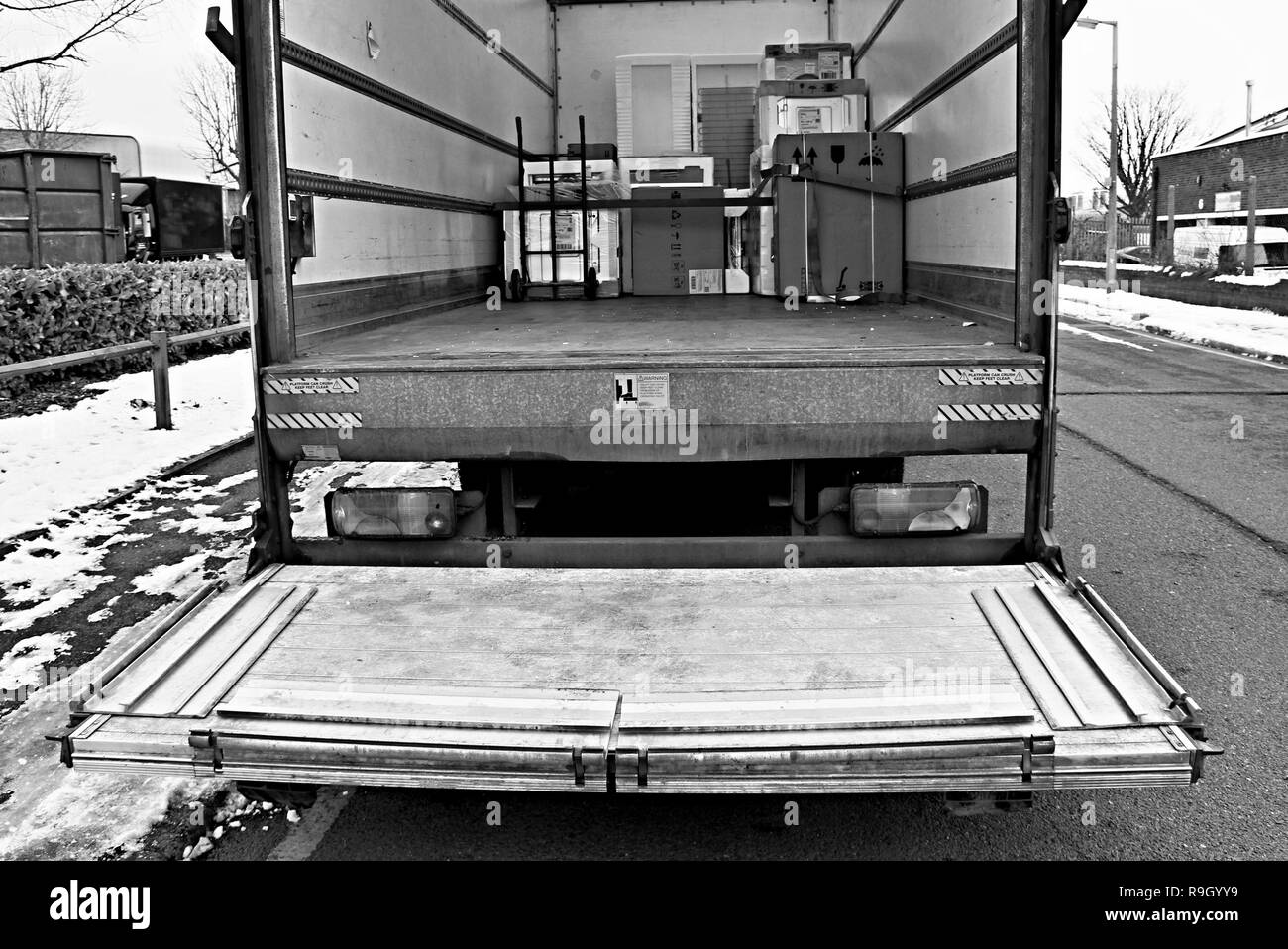 Lastwagen parkten vor dem Parkplatz eines Unternehmens bereit Um Waren an Kunden zu liefern keine Menschen Stock Foto Stockfoto