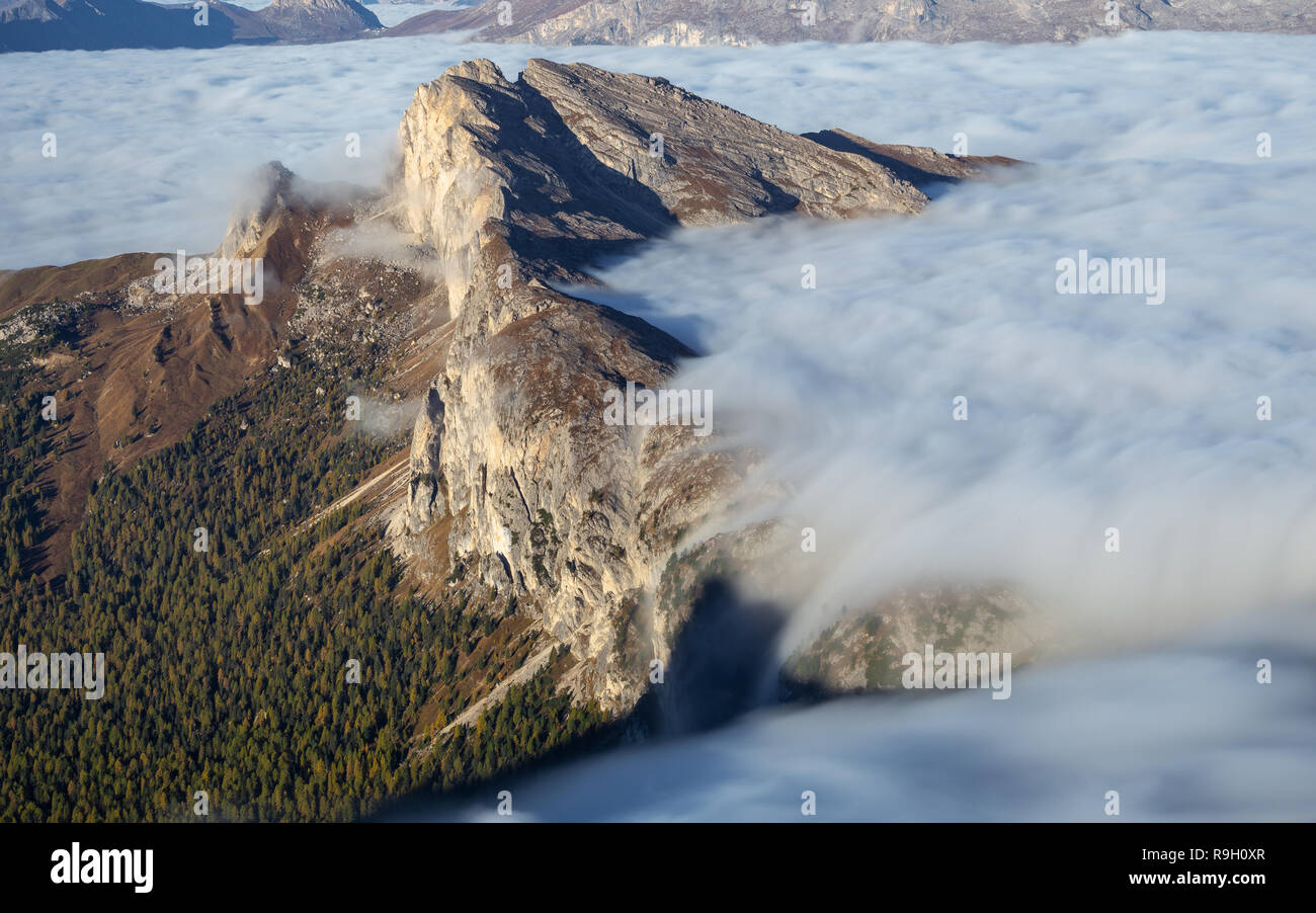 Setselas (oder Settsass) Bergmassiv. Wolken bei Sonnenaufgang. Die Dolden. Italienische Alpen. Europa. Stockfoto