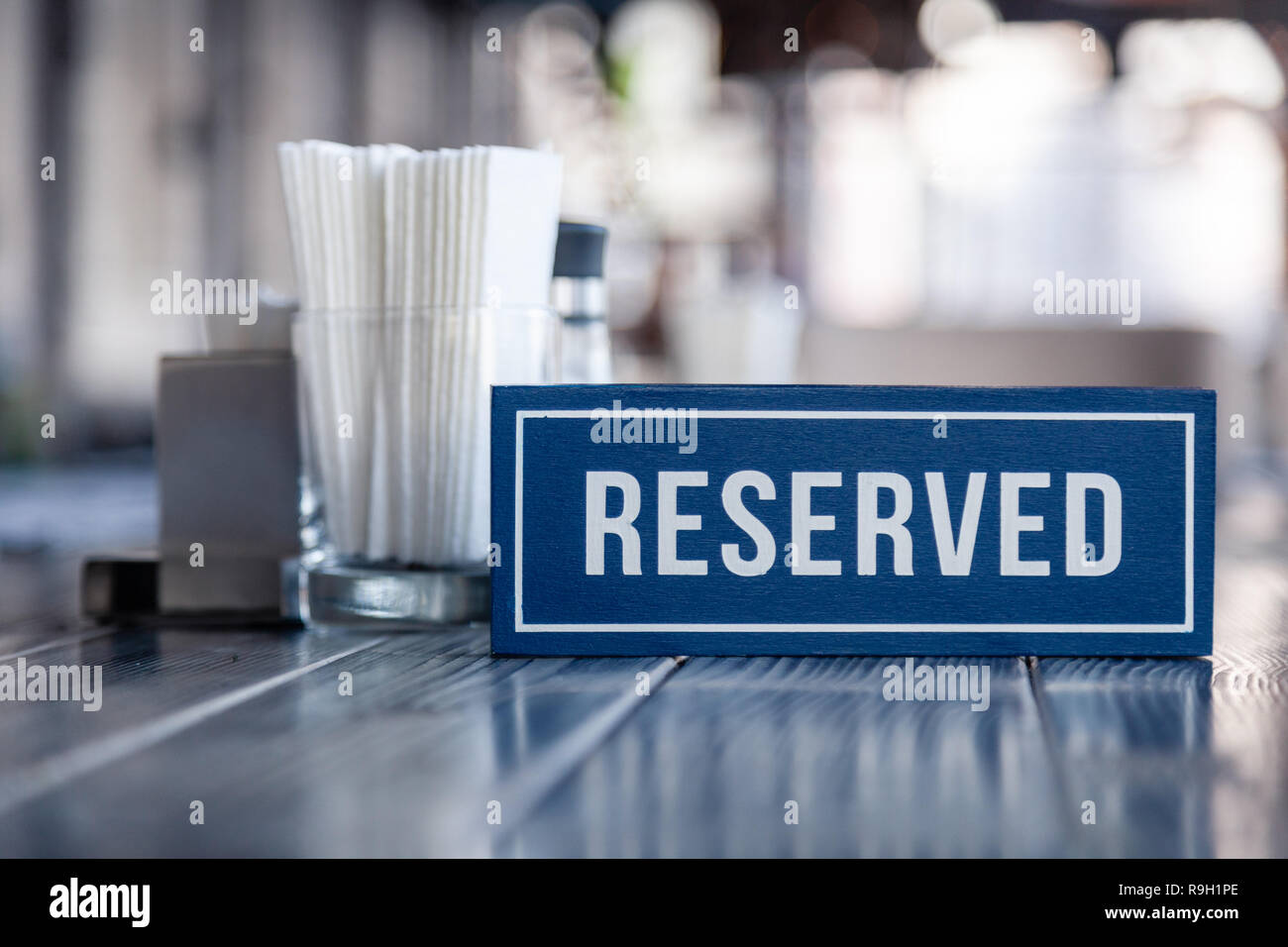 Closeup Holz Blau Weisse Rechteckige Platte Mit Wort Vorbehalten Stehen Auf Grau Vintage Tisch Im Restaurant In Der Nahe Vom Dienst Weisses Papier Servietten Stockfotografie Alamy