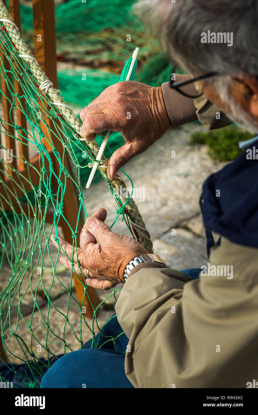 Fischer Instandsetzung der Netze nach dem Fischen Stockfoto
