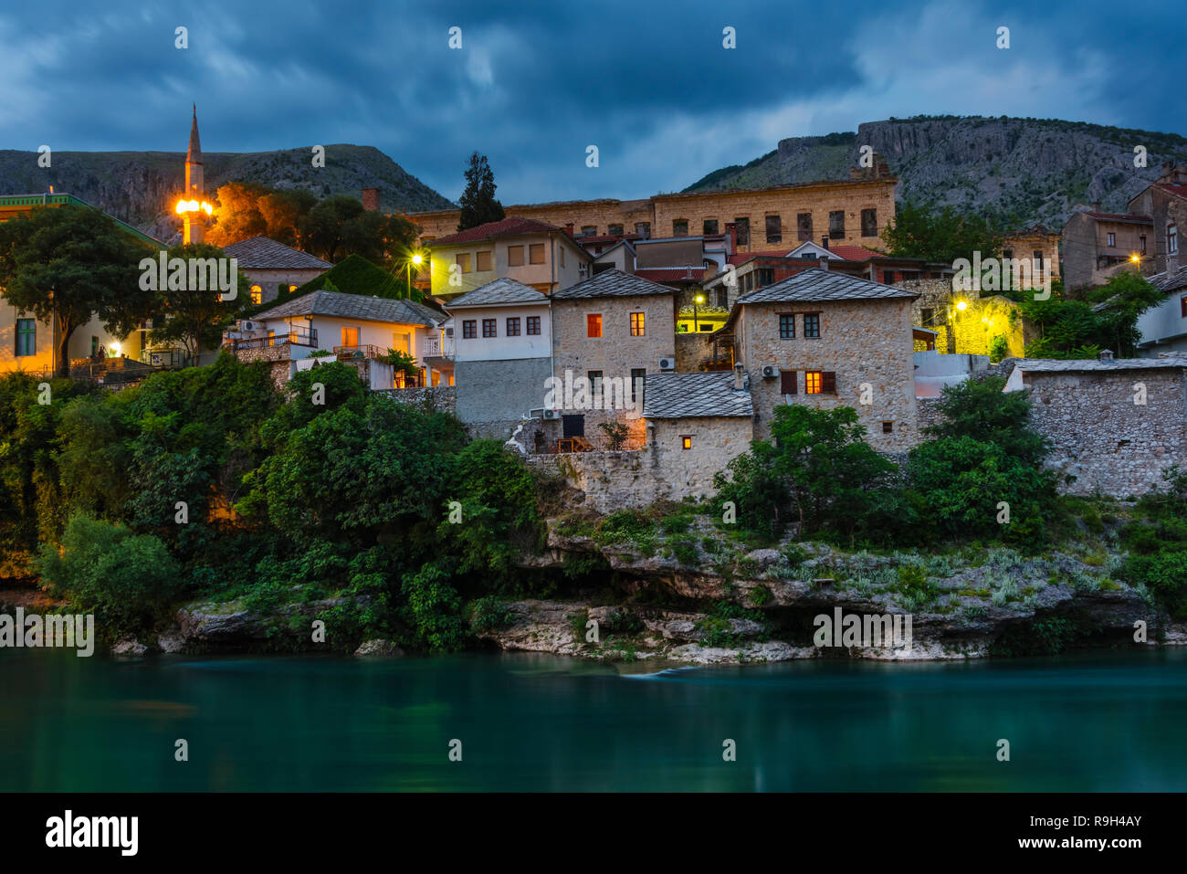 Häuser am Fluss Neretva, Mostar, Bosnien und Herzegowina Stockfoto