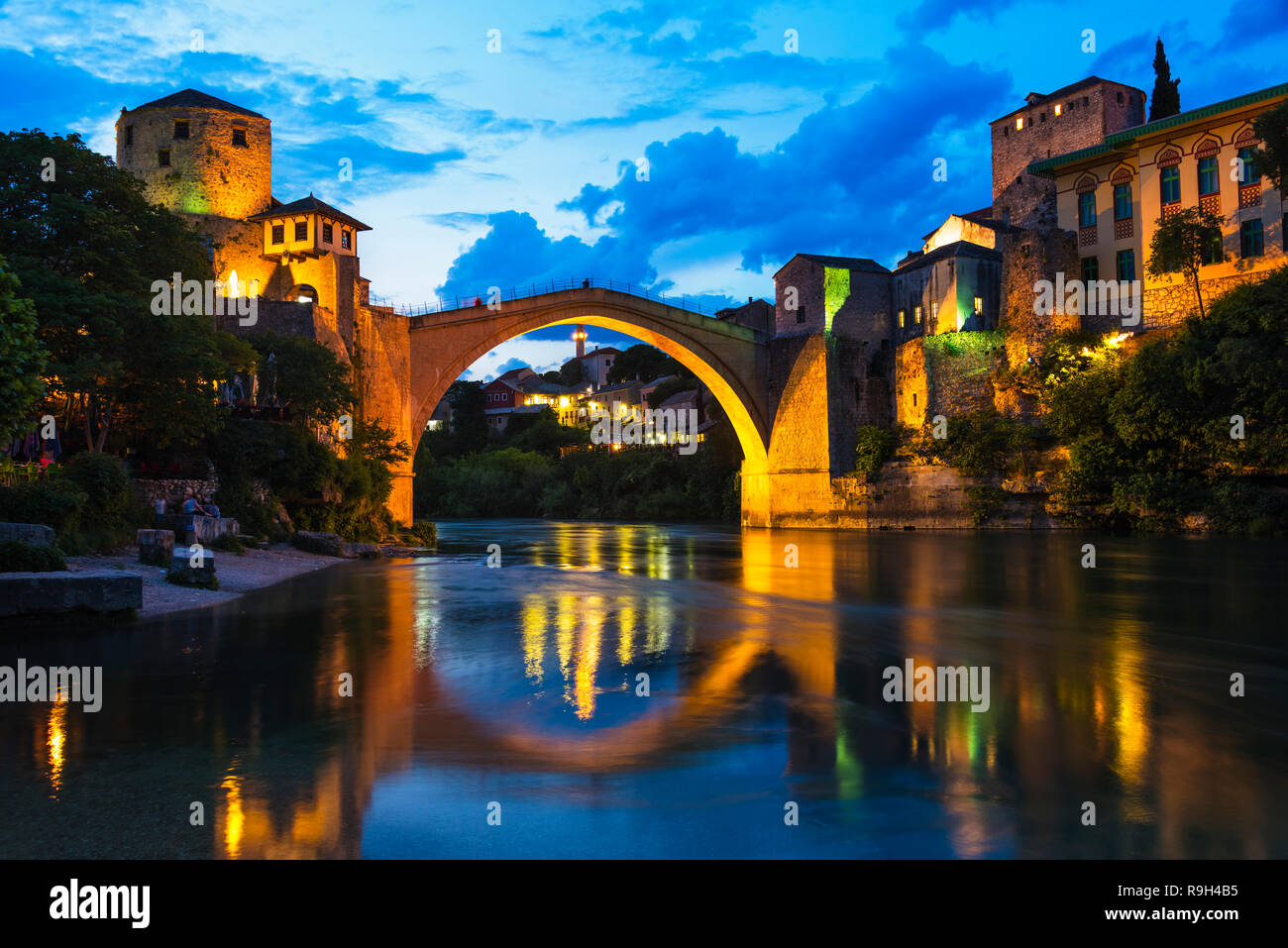 Nachtansicht von Stari Most (Alte Brücke) über den Fluss Neretva, Weltkulturerbe der UNESCO, Mostar, Bosnien und Herzegowina Stockfoto