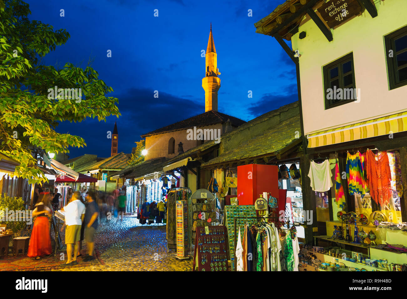 Nacht Karagoz Bey Moschee und Straße mit Kopfsteinpflaster in der Altstadt von Mostar, Bosnien und Herzegowina Stockfoto