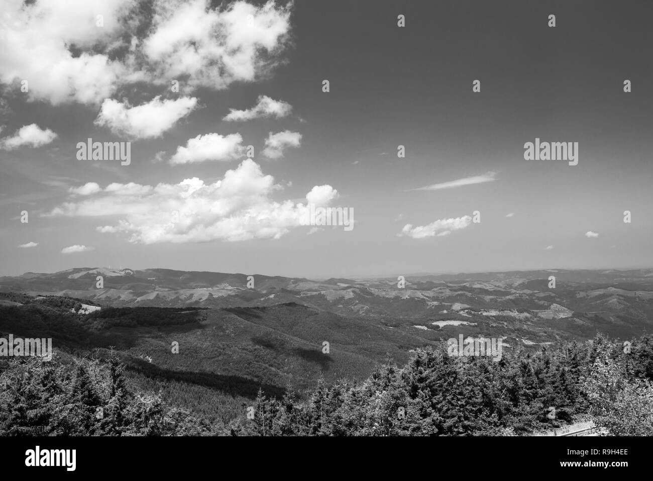 Mountain Range Querformat, Schwarz und Weiß Stockfoto