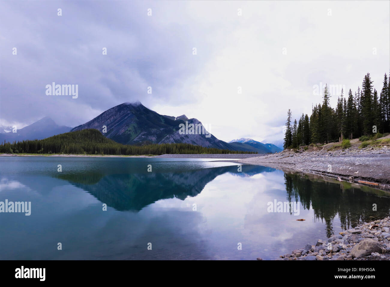 Upper Kananaskis Lake, Alberta, Kanada - Rocky Mountains in den türkisfarbenen See wider. Kanadische Landschaft Stockfoto