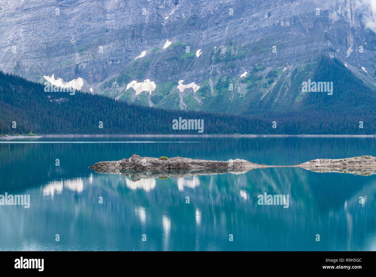 Upper Kananaskis Lake, Alberta, Kanada - Rocky Mountains in den türkisfarbenen See wider. Peter Lougheed Provincial Park - kanadische Landschaft Stockfoto