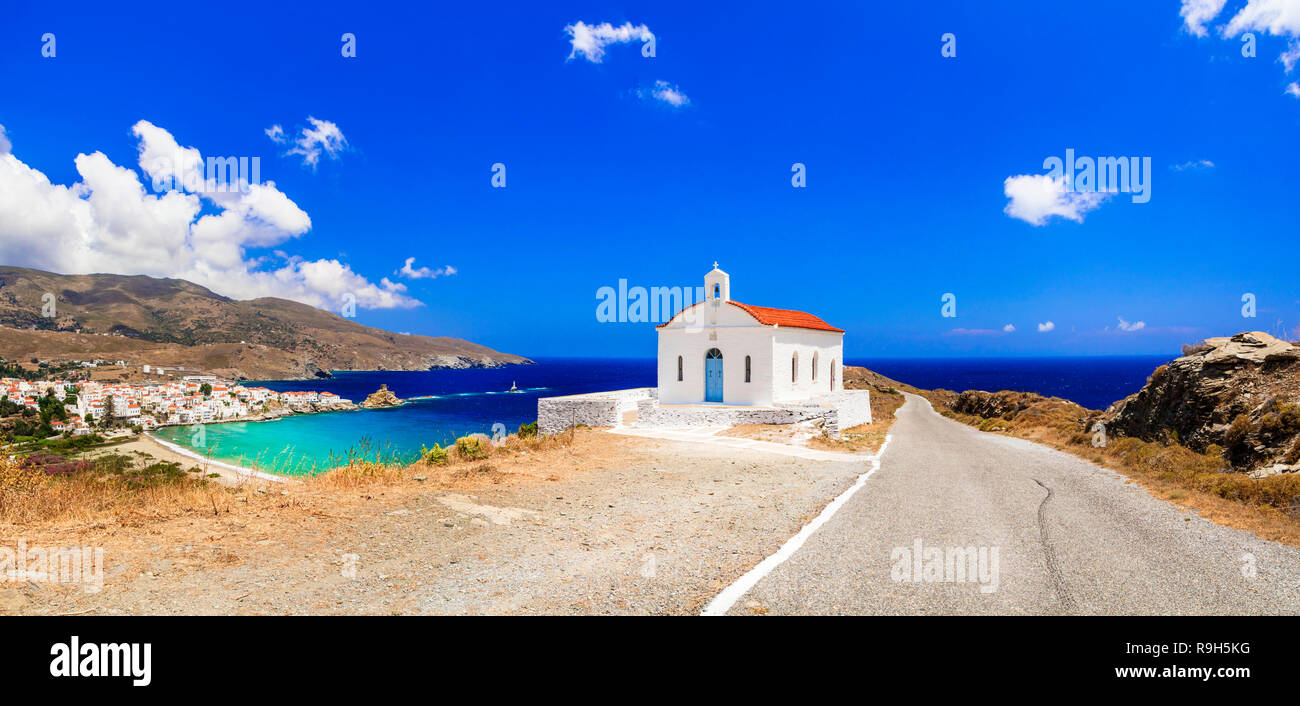 Wunderschöne Insel Andros, Ansicht mit kleinen Kirche und Chora, Kykladen, Griechenland. Stockfoto
