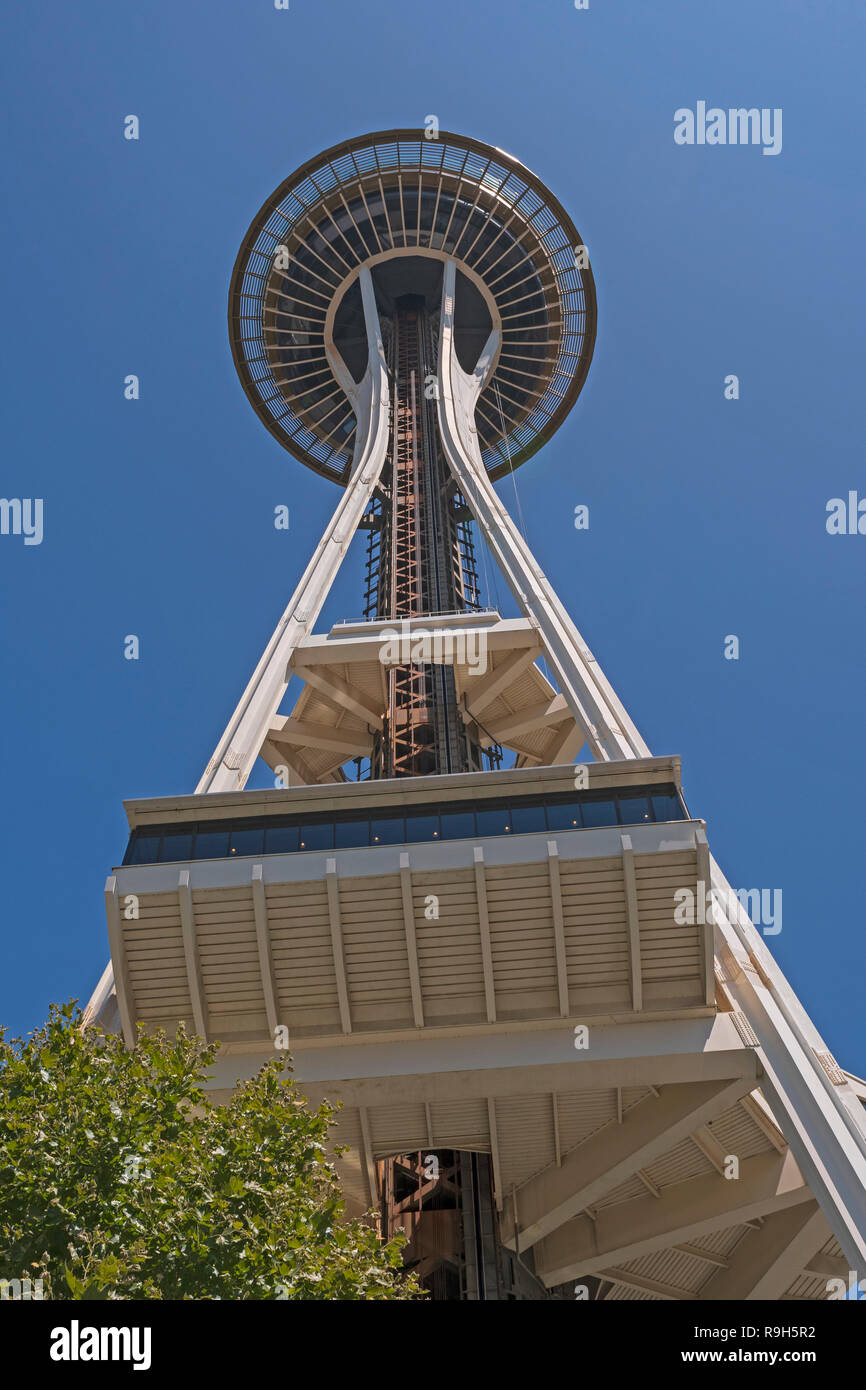 Suchen Sie auf der Space Needle in Seattle Space Needle Park in Seattle. Stockfoto