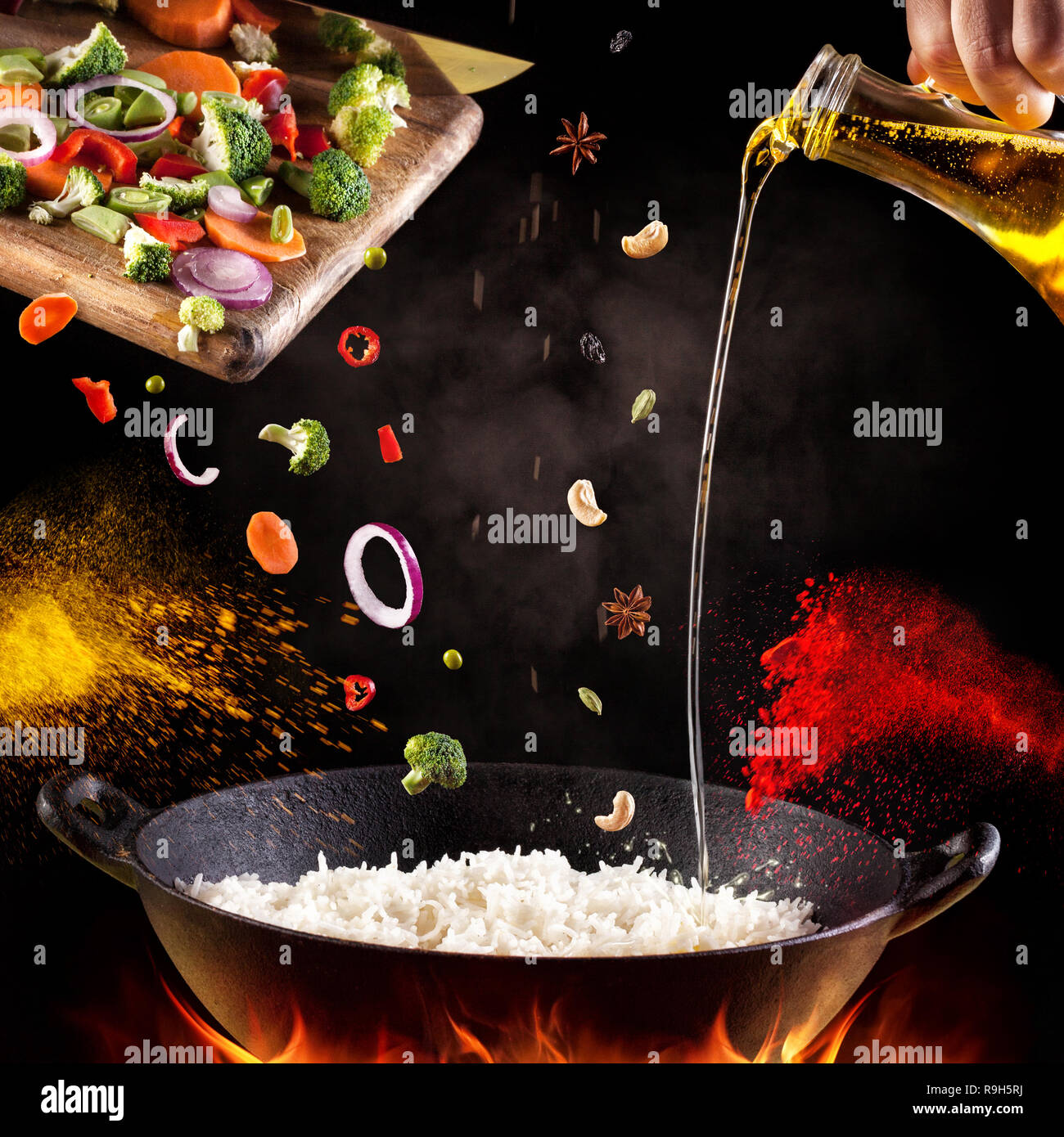 Indische vegetarische biryani mit Gemüse und Gewürze in der Küche verarbeiten auf schwarzem Hintergrund Stockfoto