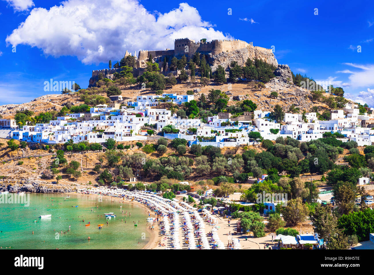 Lindos Bay, Aussicht mit Blick auf das Meer, die traditionellen Häuser und alte Burg, Insel Rhodos, Griechenland. Stockfoto