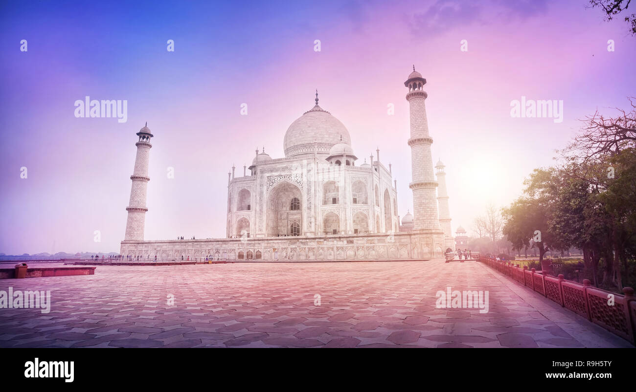 Taj Mahal Grab in der Lila nebligen Morgen in Agra, Uttar Pradesh, Indien Stockfoto