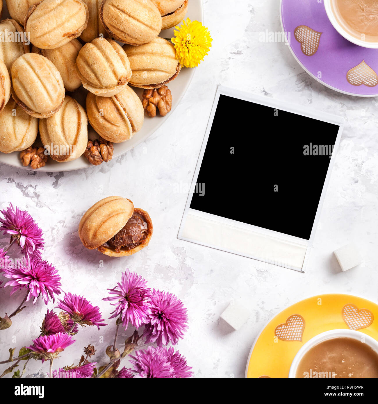 Bilderrahmen rund um Kaffee und Süßes hausgemachte Muttern auf weißem Hintergrund Stockfoto