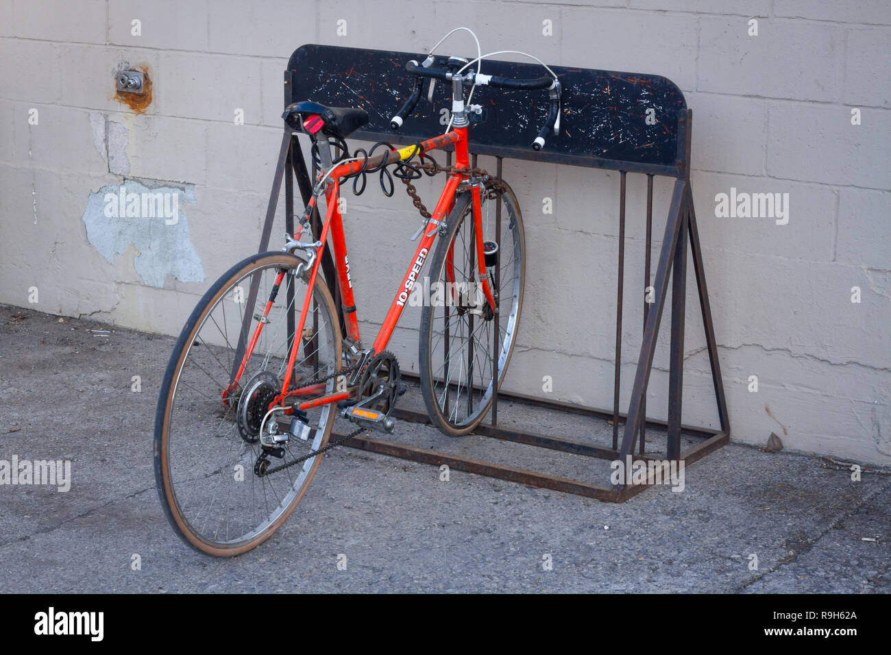 Rotes Fahrrad für grüne Transport und Übung mit Pedal Power auf den Straßen von Calgary, Kanada verwendet werden gesperrt Stockfoto