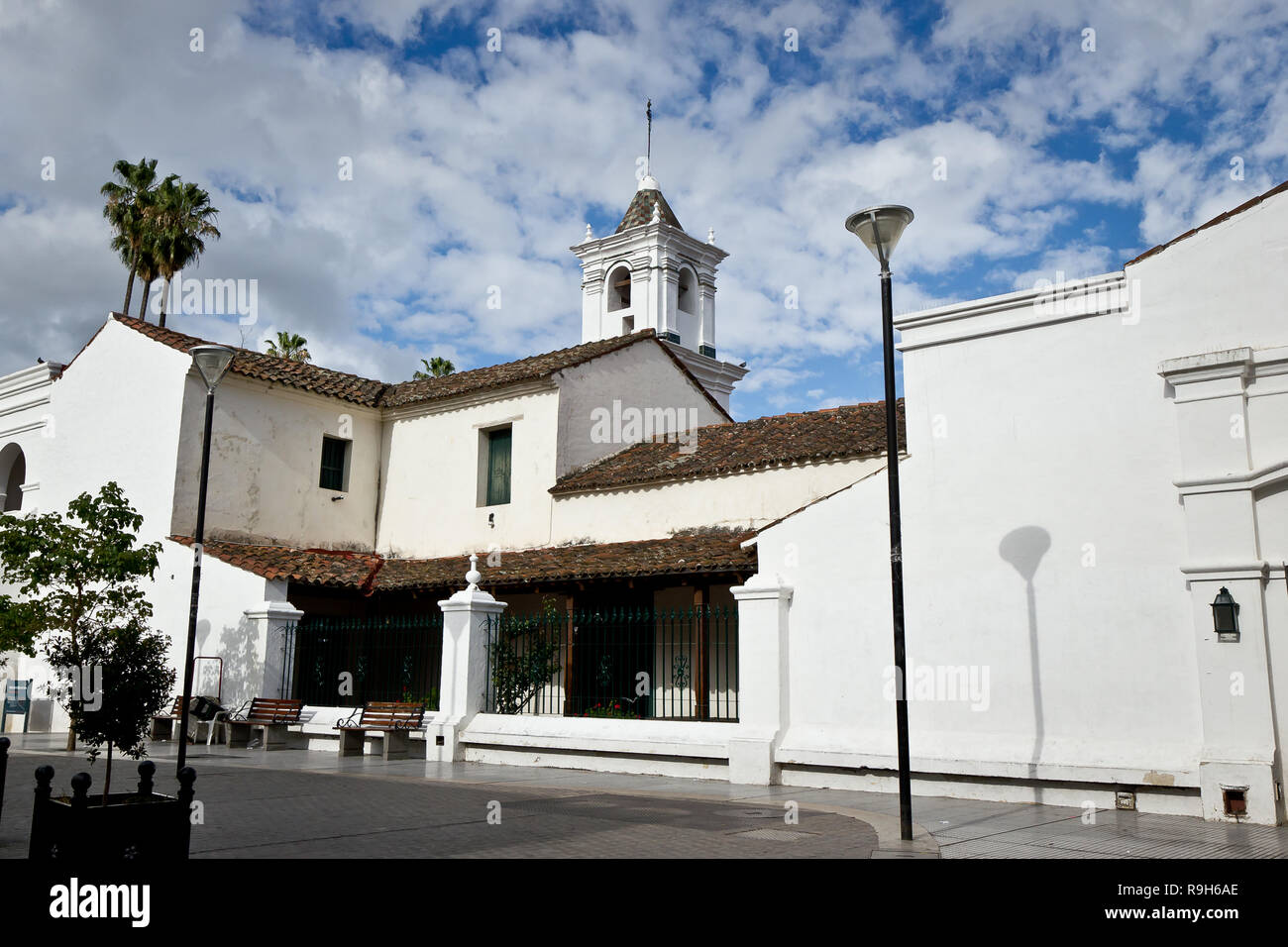 Kirche, Turm und weißen Gebäuden in Salta, Argentinien Stockfoto