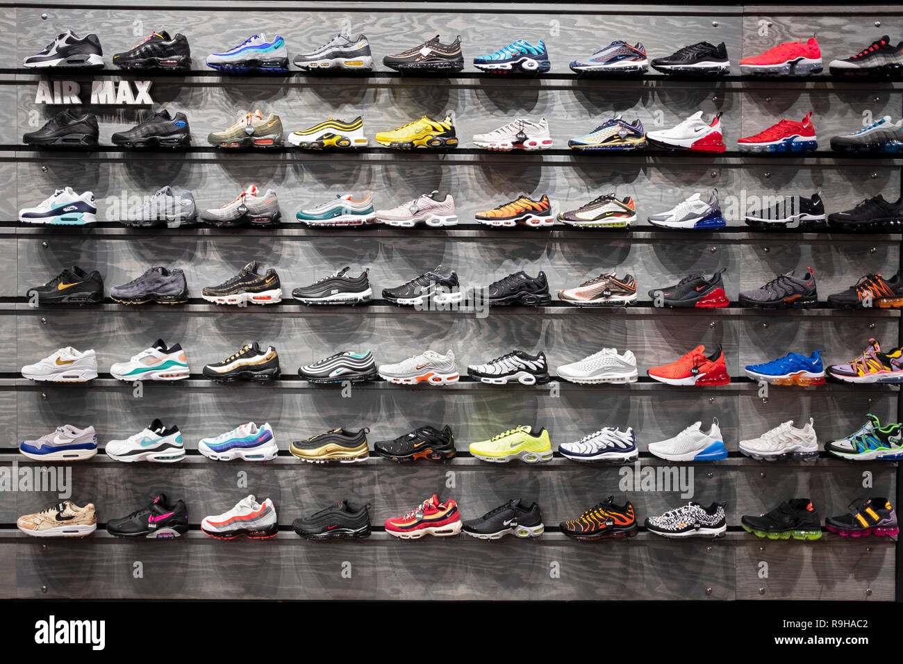 Eine Anzeige von Nike Air Max Sportschuhe für Verkauf an Footaction auf der  West 34th Street in Manhattan, New York City Stockfotografie - Alamy