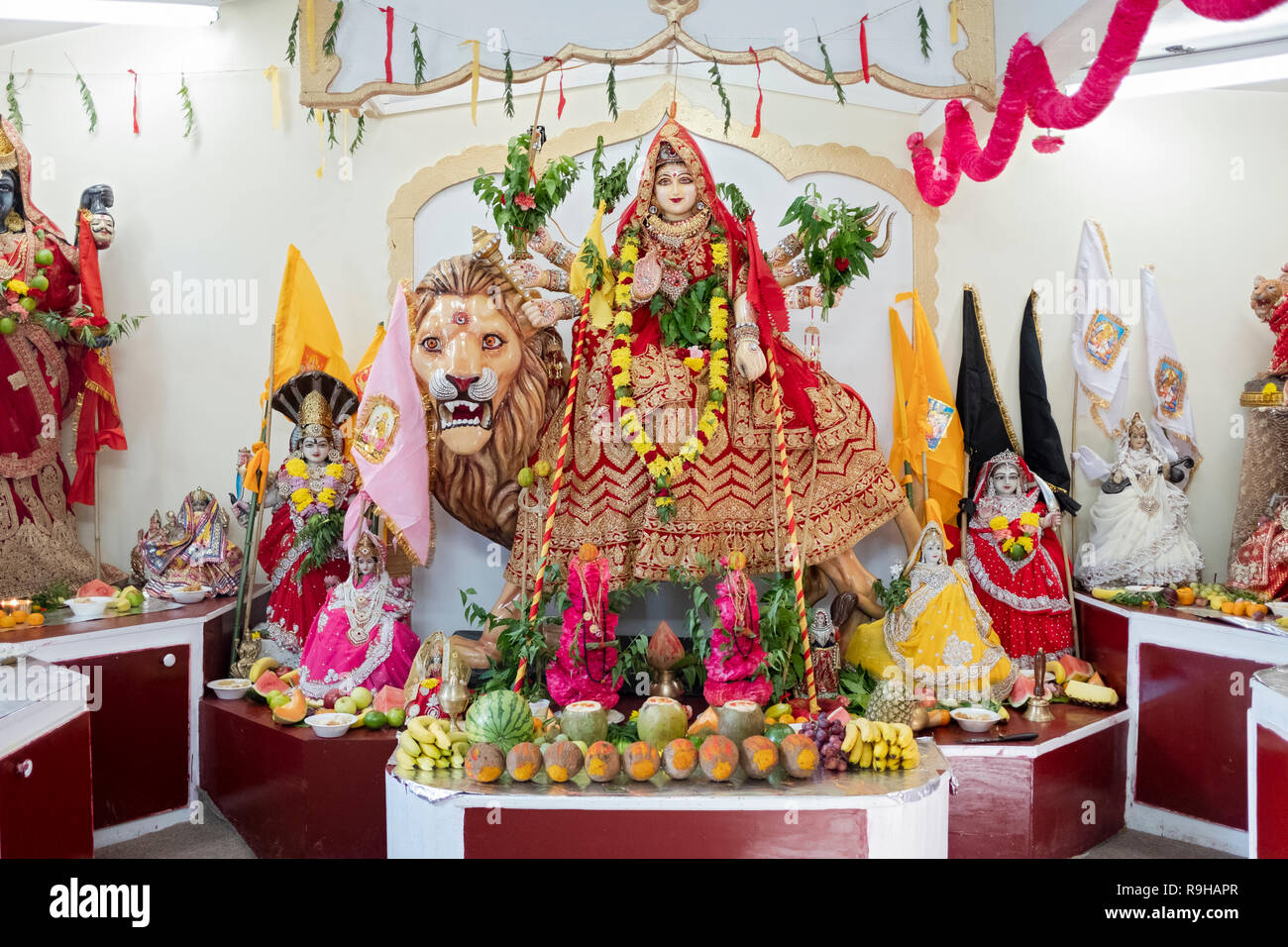 Der Altar auf der Amaa Om Sati Tempel in Jamaica, Queens New York verfügt über eine große eingerichtete Statue der Göttin Durga. Stockfoto