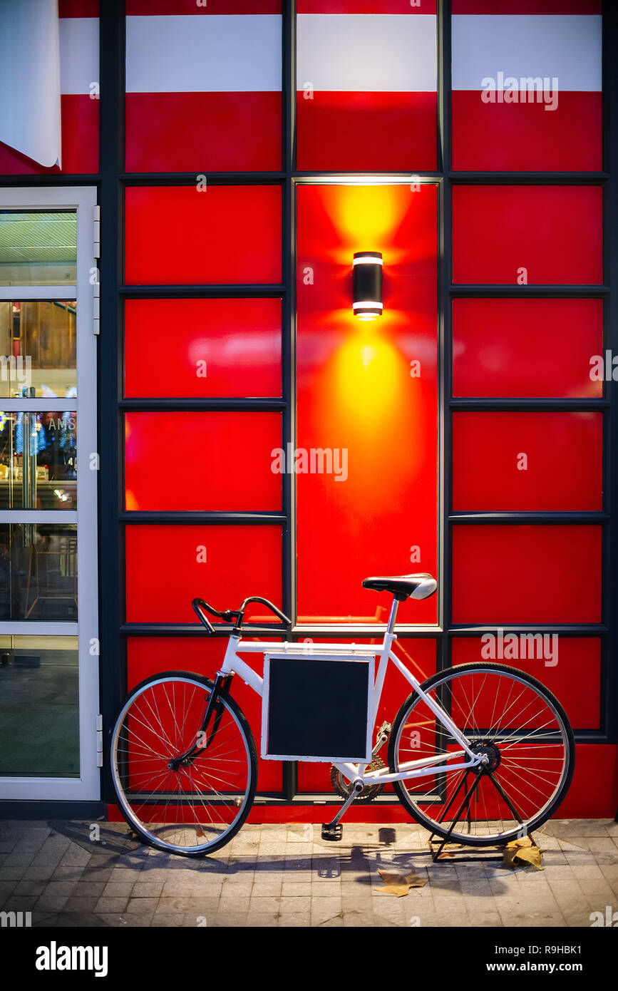 Rot retro Fahrrad mit Post Box vor dem Multi Color Holzbrett Wand- und,  Hintergrund. Platz für Textnachrichten Stockfotografie - Alamy