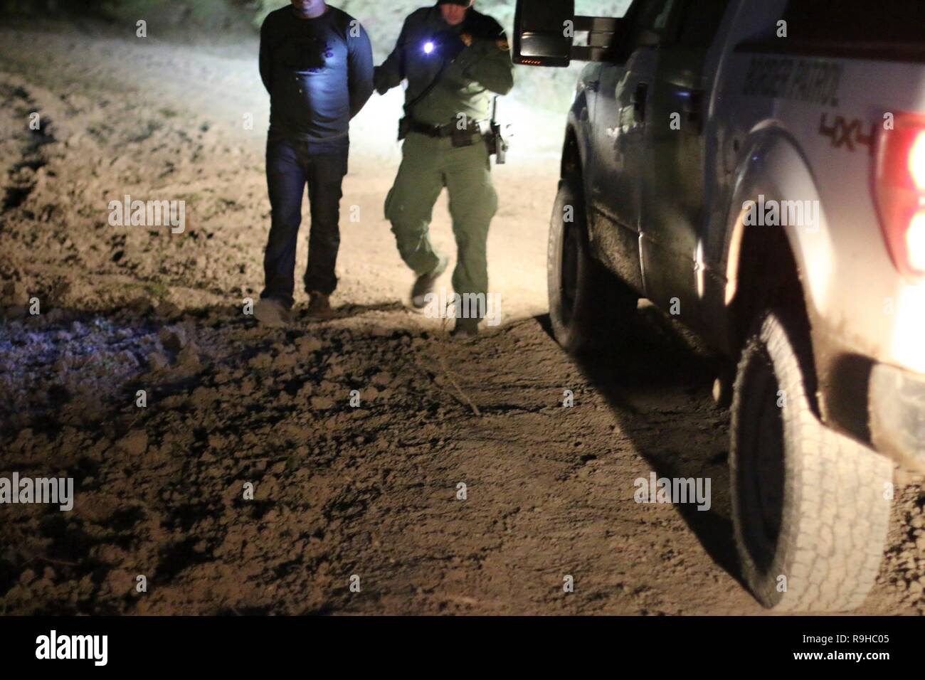 Us Border Patrol-Agenten Verhaftung eine undokumentierte Immigranten der Rio Grande crossing aus Mexiko in die Vereinigten Staaten am 23. Dezember 2018 gefangen in Roma, Texas. Stockfoto