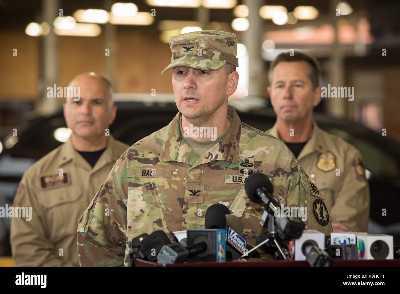 Us-Armee Oberst Richard Ball, mit dem 89Th Military Police Brigade während einer Pressekonferenz den militärischen Einsatz der USA zu diskutieren-mexikanischen Grenze benannte Operation sichere Leitung November 9, 2018 in Hidalgo, Texas. Stockfoto