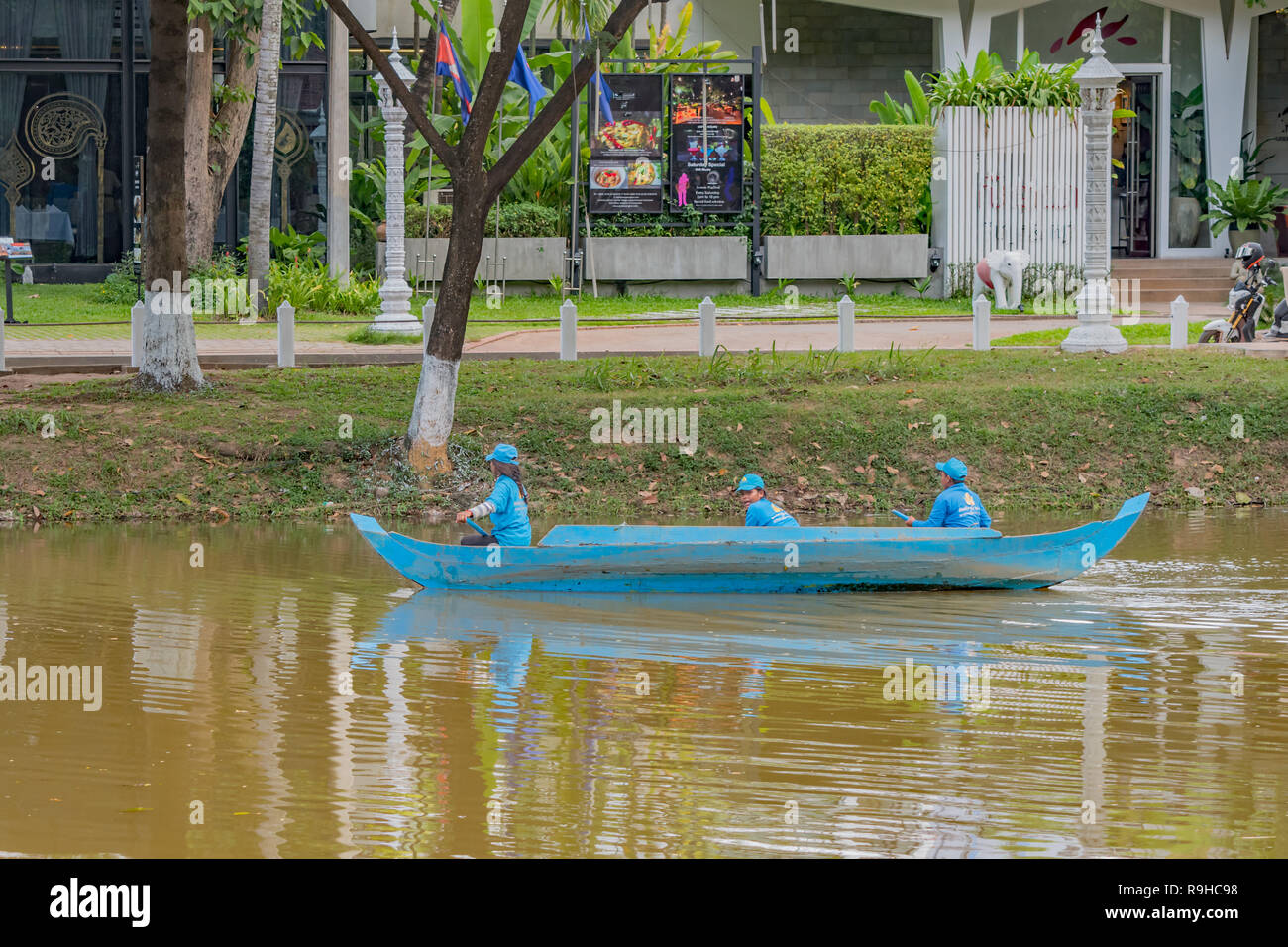 Blau uniformierten Reinigung Frauen in einem Boot Hanoi, s Red River reinigen. Stockfoto