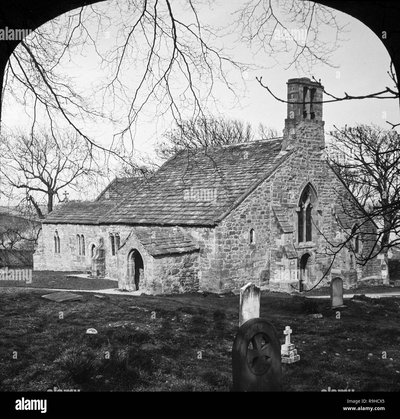 Anfang des zwanzigsten Jahrhunderts schwarz-weiß Foto, St. Peter's Kirche im Dorf Heysham in der Grafschaft Lancashire in England. Es wird angenommen, dass eine Kirche auf dieser Seite in der 7. oder 8 Jahrhundert gegründet wurde. In 1080 wurde festgehalten, dass die Lage war der Ort eine alte Sächsische Kirche. Einige der Stoff dieser Kirche bleibt in der heutigen Kirche. Der Chor wurde um 1340 - 50 errichtet und die südlichen Seitenschiff wurde im 15. Jahrhundert hinzugefügt. Die nördlichen Seitenschiff wurde 1864 und andere Erweiterungen hinzugefügt und Restaurationen wurden von der Lancaster Architekt E. G. Paley durchgeführt. Grad 1 aufgeführt Stockfoto
