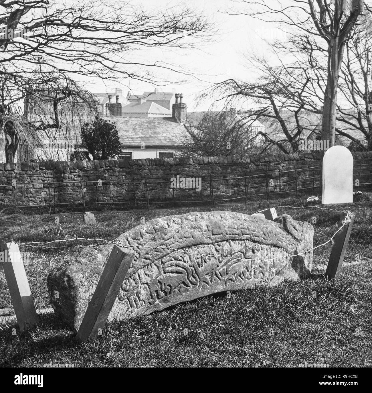 Anfang des zwanzigsten Jahrhunderts schwarz-weiß Foto, was als Hogback Stein am St. Peter's Kirche im Dorf Heysham in der Grafschaft Lancashire in England bekannt. Diese alte Viking Grave Abdeckung wurde auf dem Friedhof in den frühen 1880er Jahren entdeckt. Es seinem jetzt auf der Messe in der Kirche. Stockfoto