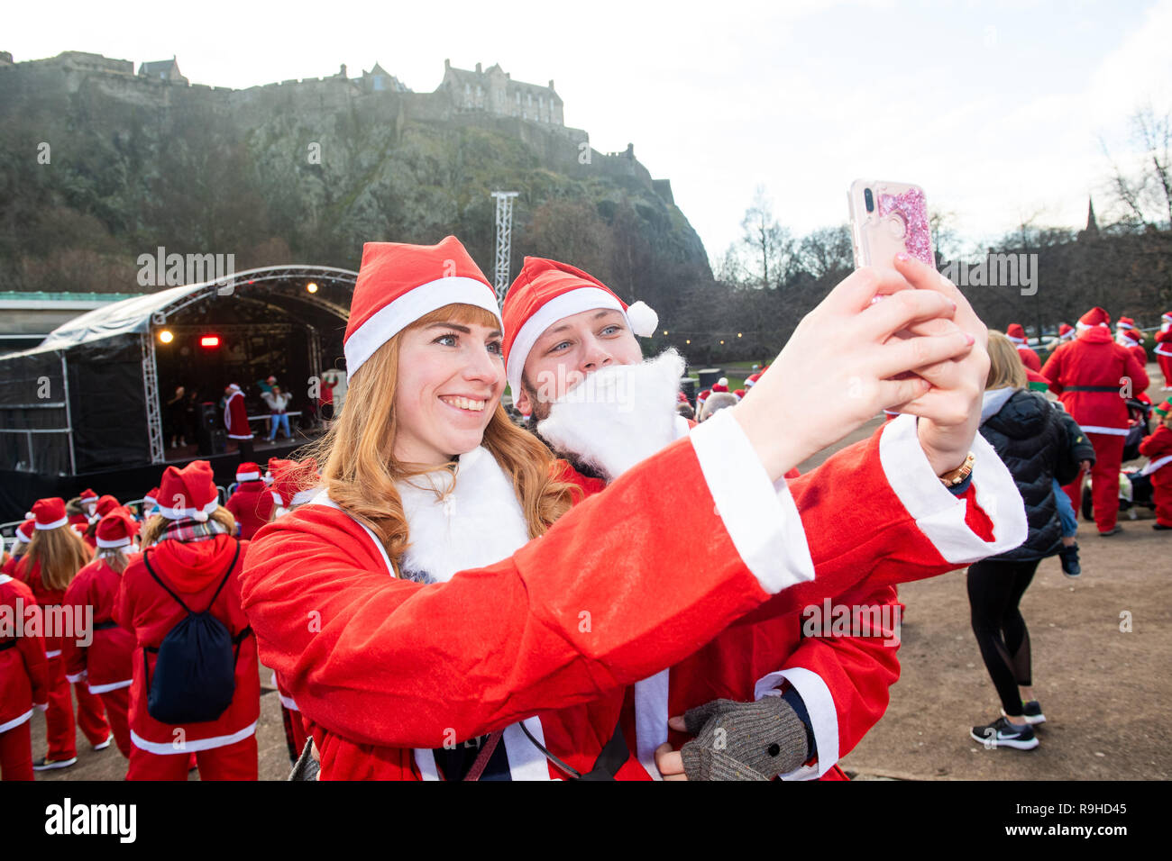 Edinburgh Santa Run, Princes Street Gardens Rhona Wilson und Eoin Murphy Stockfoto