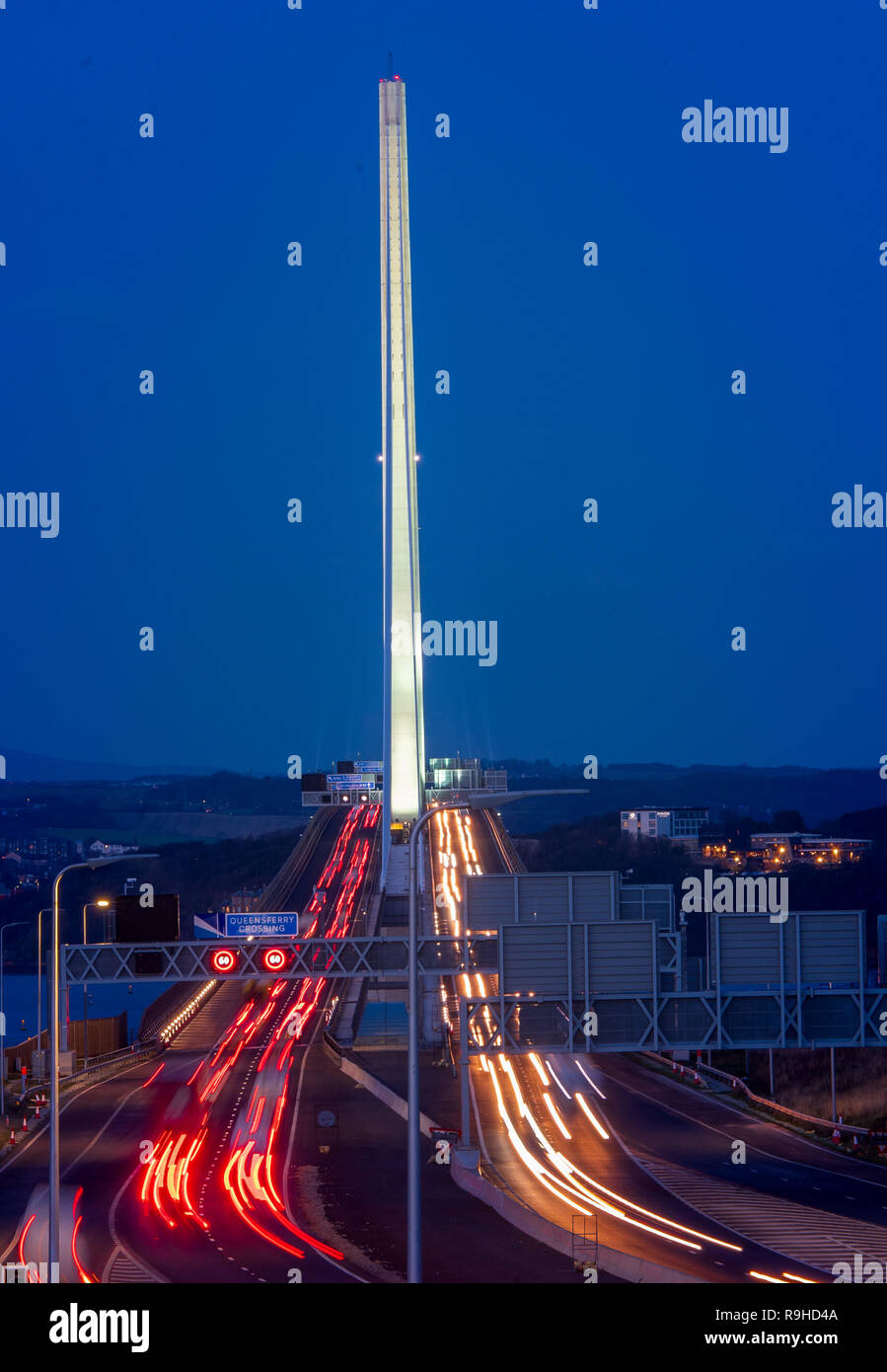 Queensferry überqueren, Brücken, Nacht, Sonnenuntergang, Licht, Leuchten, Beleuchtung, Trafic Stockfoto