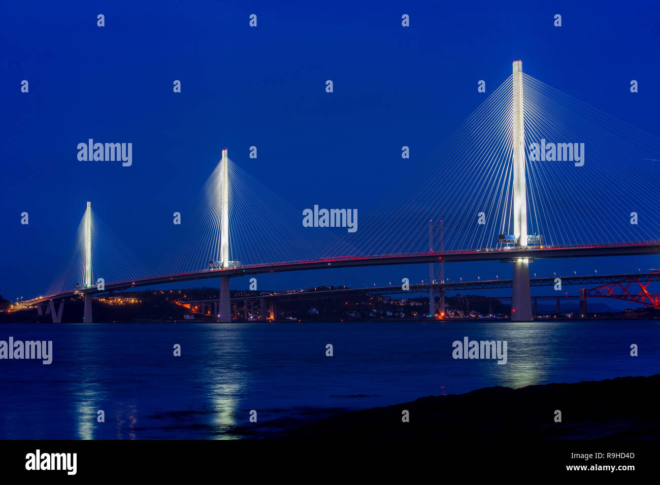 Queensferry überqueren, Brücken, Nacht, Sonnenuntergang, Licht, Leuchten, Beleuchtung, Trafic Stockfoto